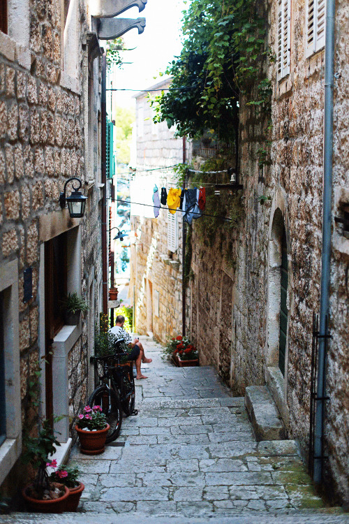 Clothes drying in the alley. 