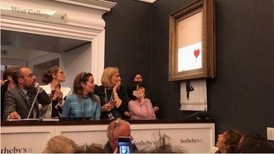 welele:  Una obra de Bansky se autodestruye tras ser subastada por un millón de librasEl cuadro tenía una trituradora que nadie conocía (y el cuadro necesitaba iluminación… Muy de mente perversa, mis dieses a Bansky)
