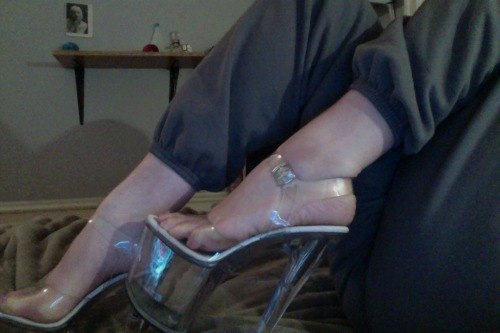 clearheelwhores:  d0llfacecunt666:  feelin myself  Loving the look!
