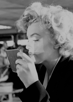 normajeaned:   Marilyn Monroe photographed