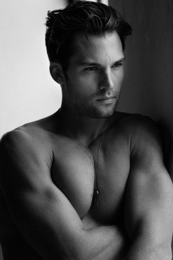 3leapfrogs:  favhob:  Ryan Vigilant by Daniel