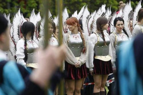 toronei:たるとさんはTwitterを使っています: “ポーランド憲法記念日パレードの「女子×甲冑×有翼×おさげ」という新ジャンルに魅入られる人続出！ : http://t.co/sg86n49
