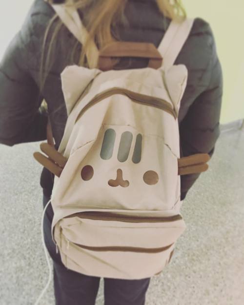 I travel in style @pusheen #pusheen #pusheenthecat #pusheenbackpack #collegelife