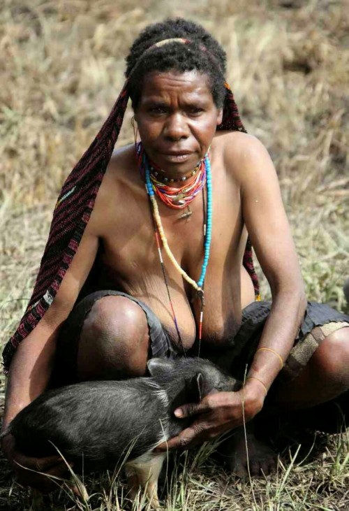 tribalbeauties:Baliem Valley women