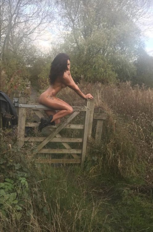 sexyfitnessgirls:   @emilyholl92  BTS from shooting today - gave this fence WAY too much attention! 