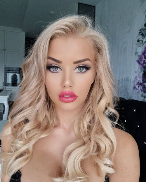 Pretty Barbie dolly @zetesis1727 #selfietime #onlysamsung #redlips #platinumblonde #longhairstyles #