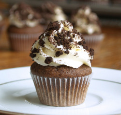 cake-stuff:  Mini Chocolate Oreo Cupcakes  More cake &amp; cookie &amp; baking inspiration: http://ift.tt/1404eu8 
