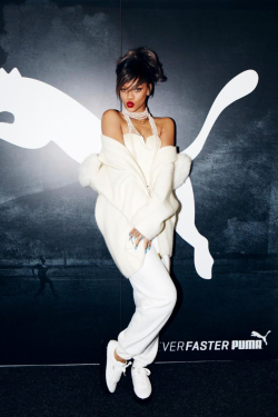 smokingsomethingwithrihanna:  Rihanna at Puma’s office in Germany (Dec. 16) 