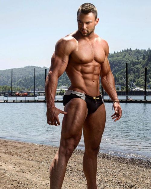 urgreatbear:  Eric Janicki….據說亞特蘭提斯的巨人族都投胎轉世到美國，不管真假，反正我是信了~~XDD 