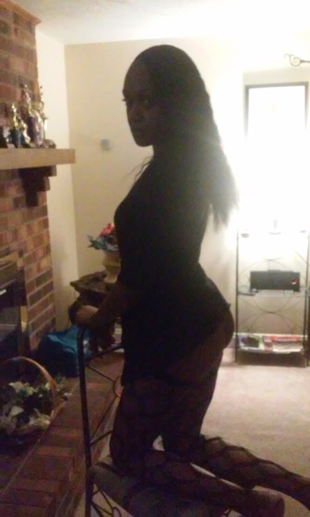 whyiloveblackgirls:  I’m interested in doing this model thing for some extra $$…anyone can help me make that happen? Let me know if u like, i got many more pics…