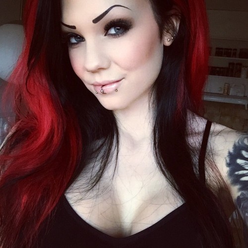 starfucked:  ☀️☀️☀️ #wantsummer 😝🌴 and 💰💰💰 #tattoomoney 🎄🎅👍