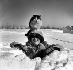 A. Y. Owen - Sharon Adams, 10 ans, joue dans la neige pendant que son chat est confortablement