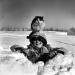 A. Y. Owen - Sharon Adams, 10 ans, joue dans la neige pendant que son chat est confortablement