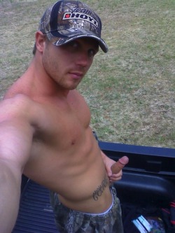 realmenstink:  YOUNG REDNECK COCK IN THE BACK OF HIS TRUCK !!! 