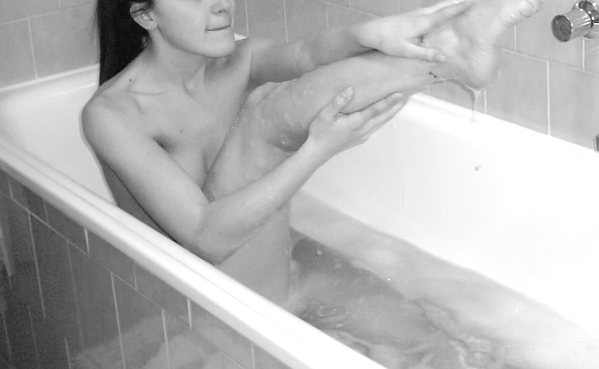 beautyofnude:  In the bath.. part three  I wanna play with her in the bathtub