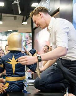 madisonyork:  Tom Hiddleston with kids 