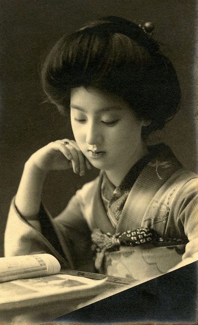 Geisha Sakae in a Dragonfly Kimono 1910s by Blue Ruin1 on Flickr.
Via Flickr:
kata ni kite
hito natsukashi ya
aka-tonbo
it comes to my shoulder
longing for human company:
a red dragonfly
Natsume Sōseki (1867-1916)