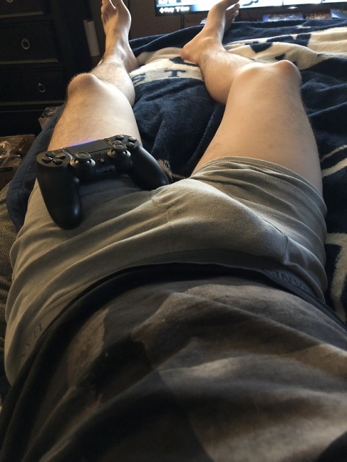 ichika-no-ecchii: Is this how you video game?