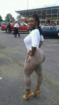 phattygirls:  PARKING LOT THICK! 