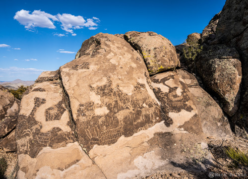 MI Petroglyphs 2, NV. Busy, busy area. Much of the rock surface has chipped and eroded away, leaving