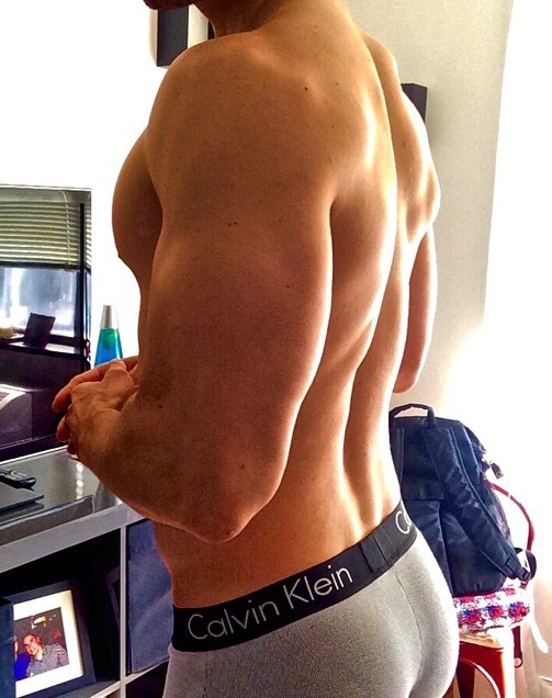 kenas00:  jussfitness:  ⒿⒻ Trying to be artsy with some natural lighting body