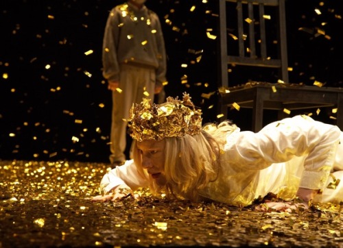 six-impossible-things: rachelduncandoughnuts:Cate Blanchett as Richard II This was an amazing produc