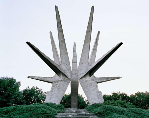 likeafieldmouse:  Jan Kempenaers - Spomenik: The End of HIstory (2006-9) There are hundreds of these spomeniks (monuments) scattered throughout villages and rural landscapes in the former Yugoslavia. “Le Corbusier’s concept of ‘radiant city’