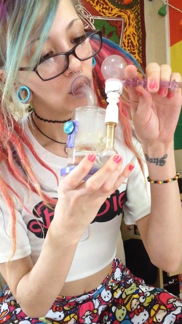 reaching-4-zion:  4/20 dabbin ❤️💛💚💨  😍😍😍😍😍😍😍