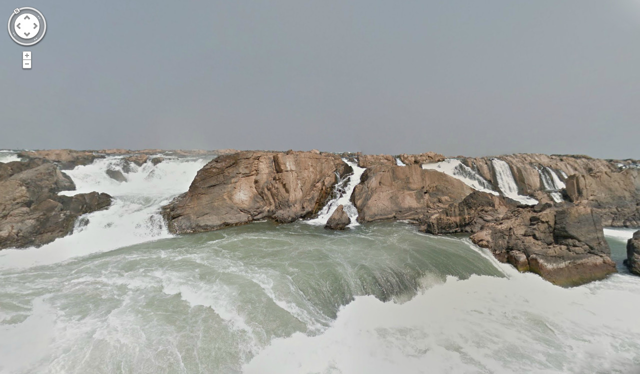 oessa:  Sopheakmit waterfall on the border between Cambodia and Laos 13.951136,105.887349