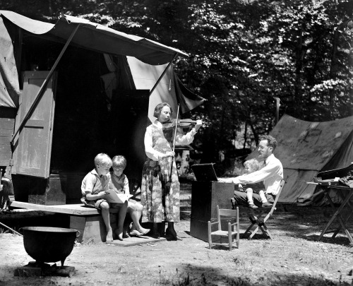 musicbabes:Charles Louis Seeger et sa famille, Washington, D.C., mai 1921.