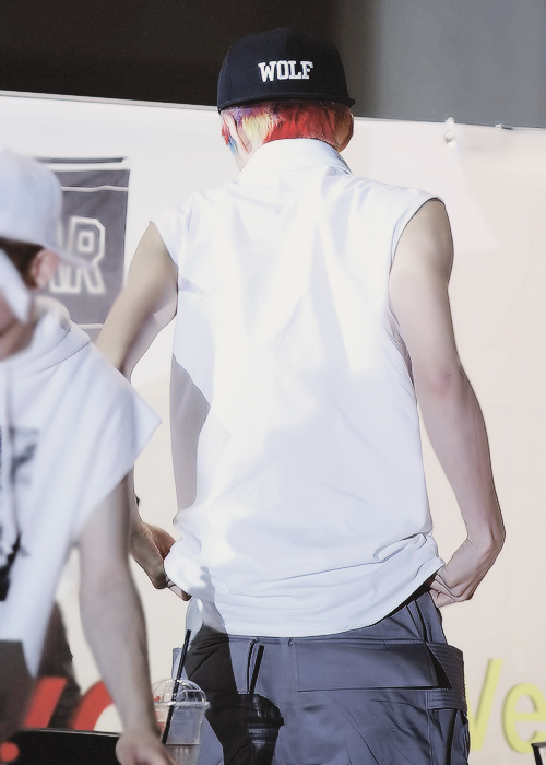 fan-qins:  Sehun fixing his pants 〜(￣▽￣〜) 