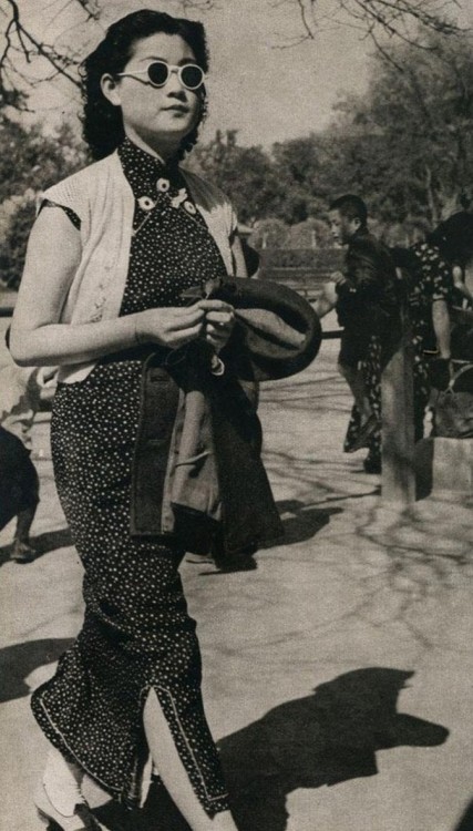 orientallyyours: Sunglasses and qipaos during the Republic of China (1912-1949) Source: Fotomen 