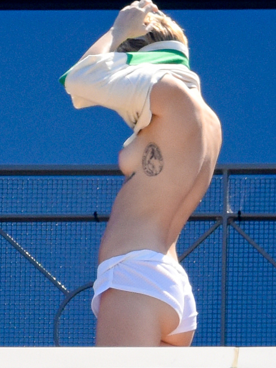 : Miley Cyrus - topless in Sydney, Australia. (10.12.14)