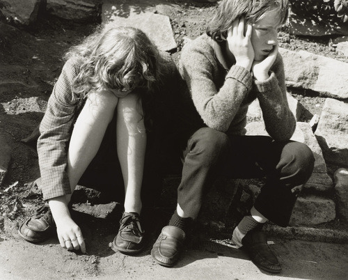 raveneuse:  Chris Killip Brother and Sister Waiting, Whitley Bay, Tyneside, 1981 