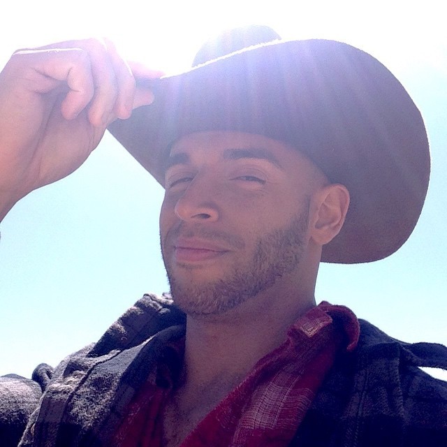 seanzevran:  On the set of Raging Stallion… Pardon me, ma'am.  #SideWinderXXX #seanzevran