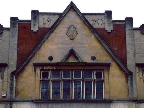 scavengedluxury:Art Deco Poundstretcher. Loughborough, February 2017.