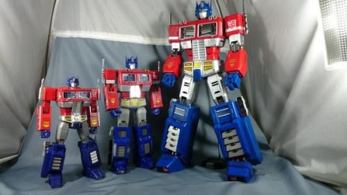 aeonmagnus:  Ultimetal Optimus Prime, in-hand.