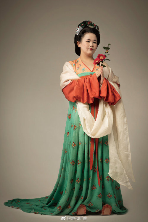 dressesofchina:Recreated costumes based on paintings from the Mogao Caves