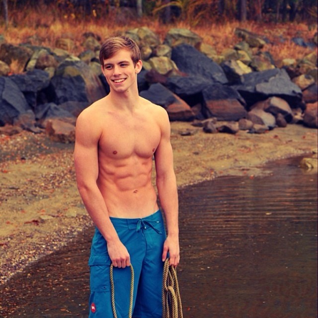 jockbrad:  Follow me for those sexy athletes … swimmers, wrestlers &amp; football