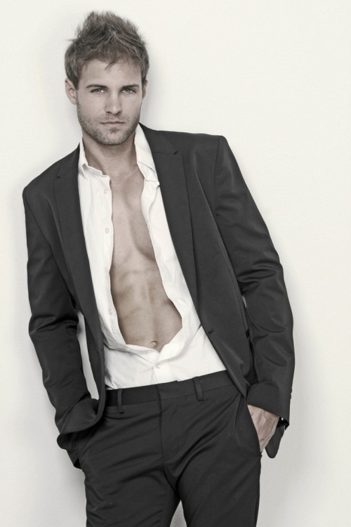hottstallion:   beautiful male dressed    