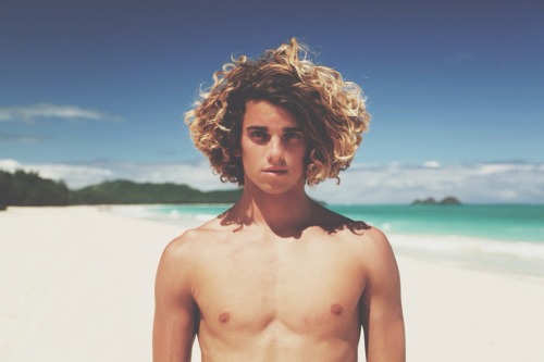 jayalvarrez:Lion i selfie my hairs crazy jayalvarrez