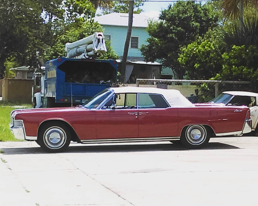 Convertible Lincoln w/suicide doors *check out the curb feelers! #classiccarsoftumblr #classiccarsofinstagram #classiccars #Lincoln #cars #carsofinstagram #Titusville #Florida #spacecoast #BrevardCounty #centralflorida (at Titusville, Florida)