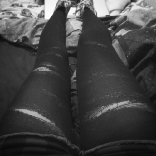 hellyesotakuclan:  ripped tights make me very happy