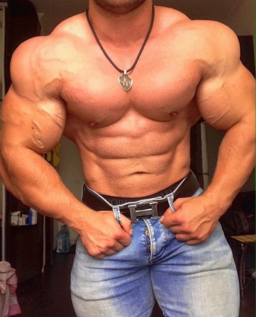 gentlemenprefermuscle: dumb-jock-bro-in-training: awesomestefangermany: Bulat Aliev A true meathead 