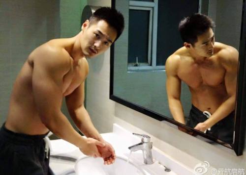 evianguy:  Hawt Asian Stud!