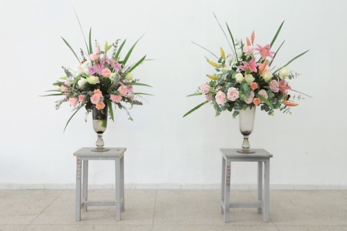 hifas:Bloom (2009) by Simon KentgensTwo nearly identical flower bouquets, one is real and one is fak
