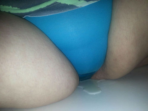 slutty-crocker:I think blue is my color…Blue most certainly is this beauties colour!