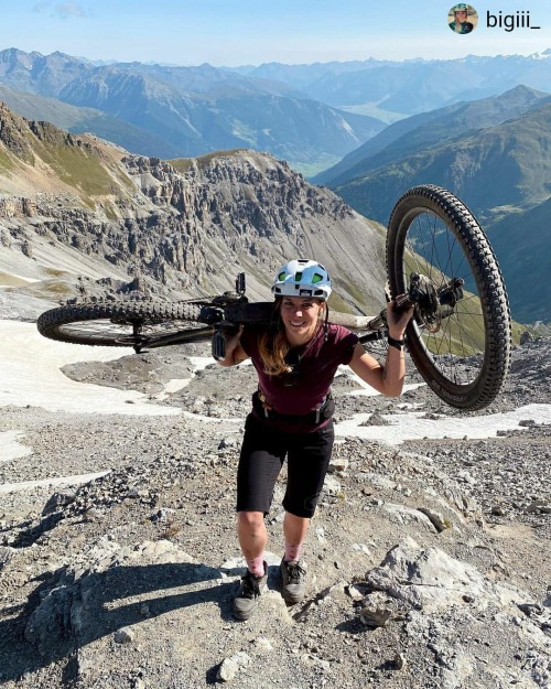 Lo mejor que se puede ver en una mujer, su sonrisa y que cargue solita su bike&hellip;  @bigiii_