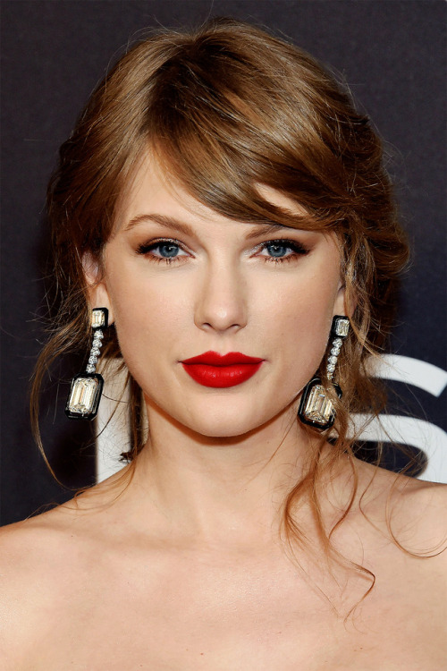 taylorsuifts:Taylor Swift attends the 76th Golden Globe Awards, 01.06.2019. 