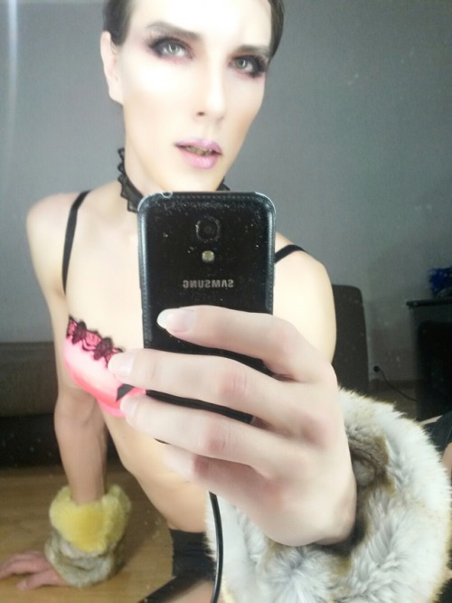 femboylucycrow:I got a new makup mirror! My vids : www.manyvids.com/Profile/1001178847/Fembo